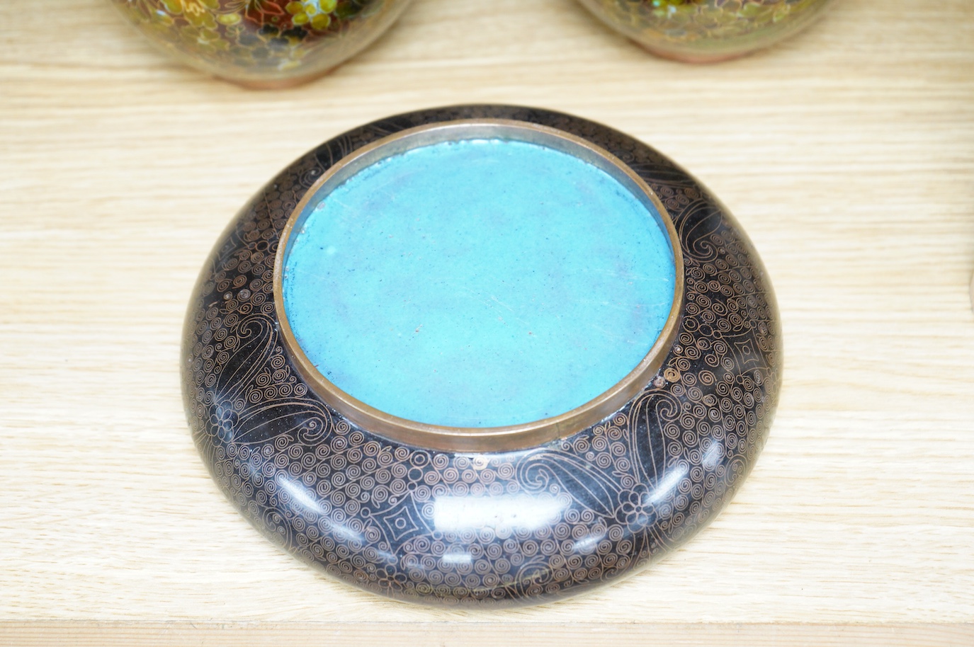 A pair of lidded Japanese cloisonné vases and a cloisonné dish, 20cm